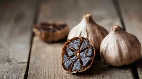 سیر سیاه سیرستون خوش‌ عطر مخصوص غذاهای خانگی